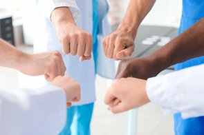 Demokratie und Pluralismus als Fundament für ein menschliches Gesundheitswesen ...